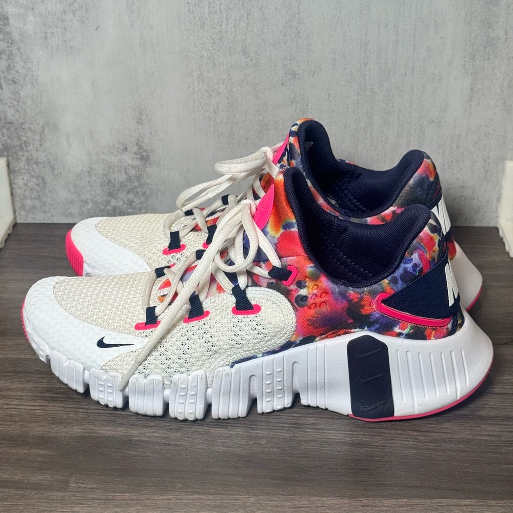 Nike Women’s Metcon Shoes White Pink Navy Floral Accent - Picture 2 of 9